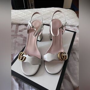 Gucci shoe size 36.5/6.5 includes box and dust bag. Excellent condition
